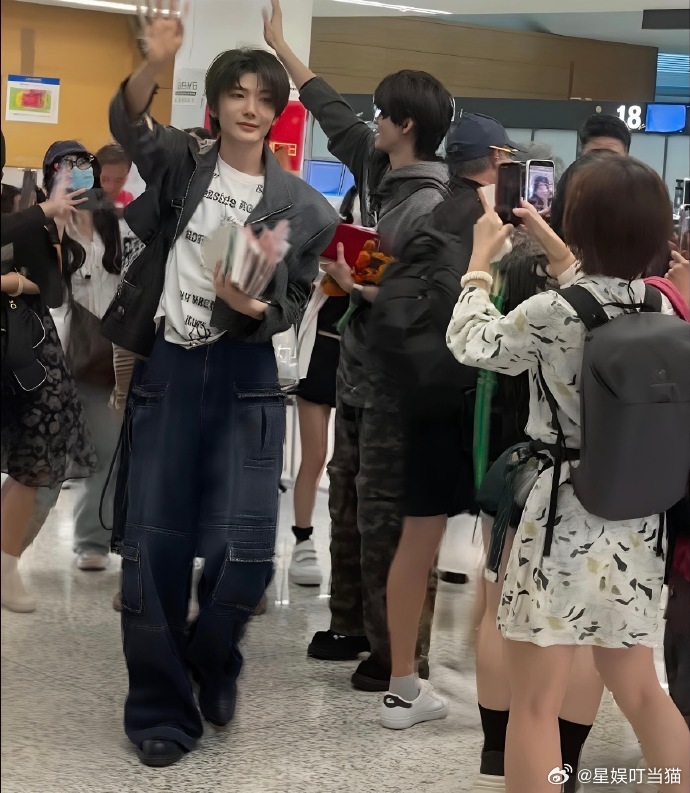 云旗郝熠然机场素颜状态云旗郝熠然素颜状态 云旗郝熠然这素颜状态看上去很不错啊 