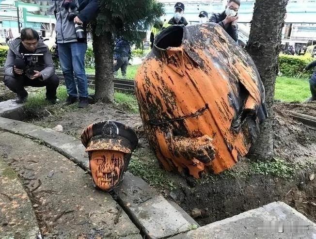 “台独”党“去蒋化”，蒋市长束手旁观！
50年代，蒋某人盘锯在一个小岛上，拿民众