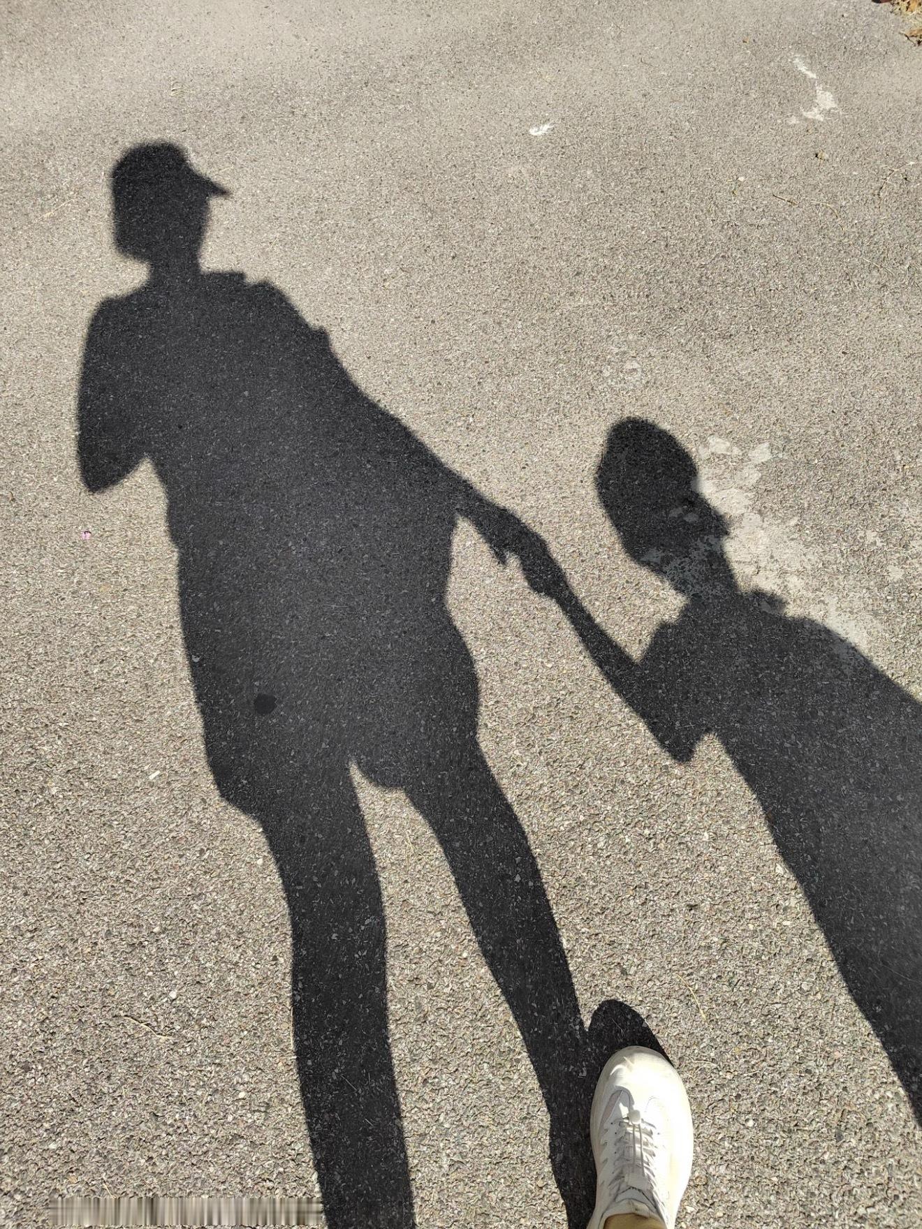 后来才发现 如果没有孩子那么这个世界 将没有任何东西能操控你 妈妈的爱永远是个圆