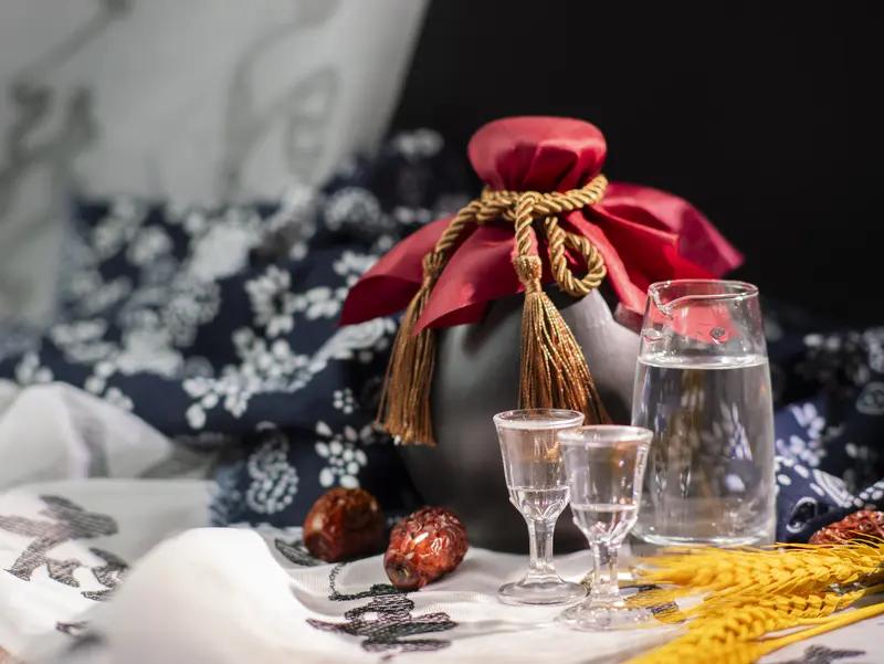 对下联原创 看到“煮茶聊天地”这个上联，我脑海里冒出“把酒论英雄”。上联煮茶是雅