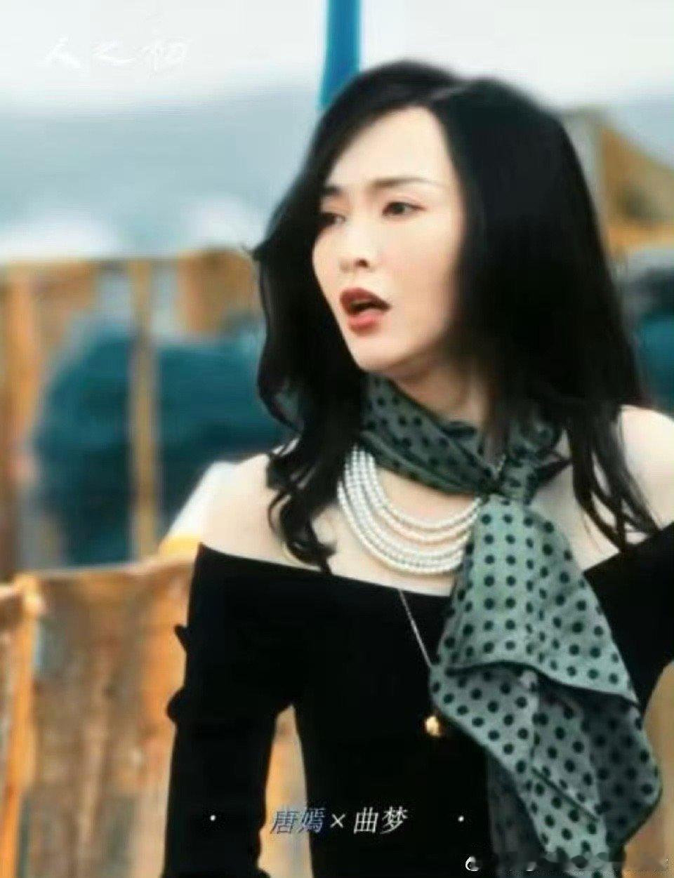 我从未见过这样的唐嫣唐嫣人生镜头上新 唐嫣这次演的曲梦，台上是艳光晃眼的蝶，台下