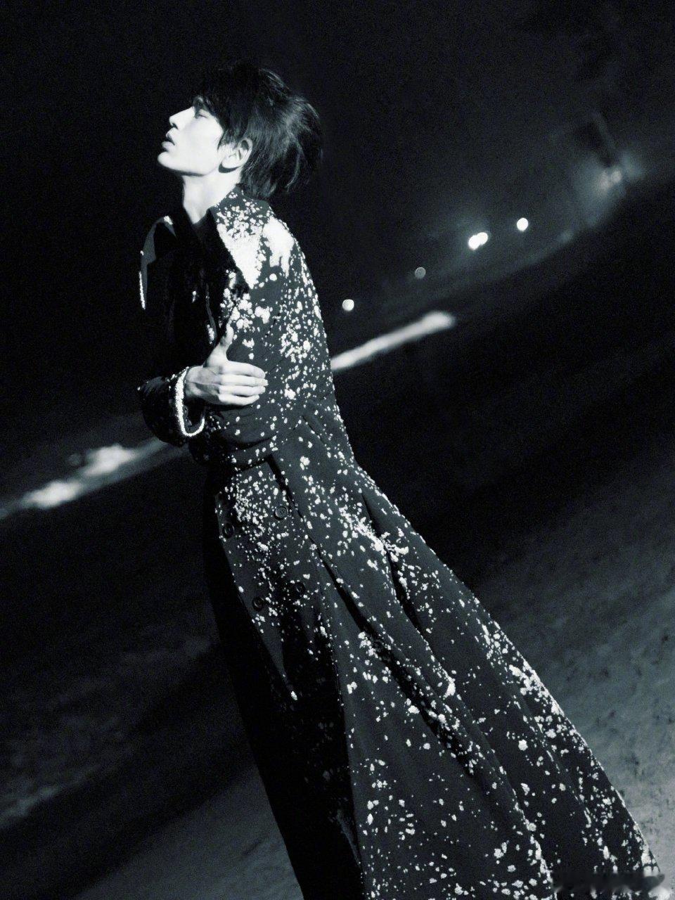 张凌赫ELLE背头造型 救命！你这背头也太会梳了吧！帅得自带高光，每看一秒我心跳