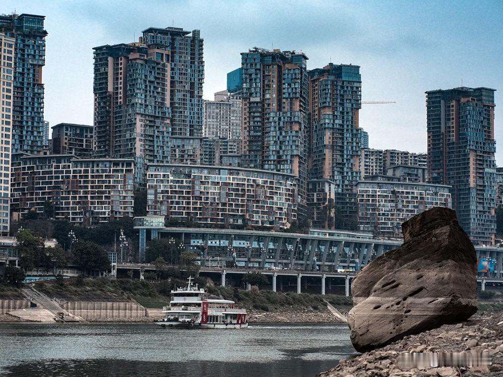 在重庆，石头是活的
它们会讲故事，会记仇，也会保平安。

01 一块石头，两个脑