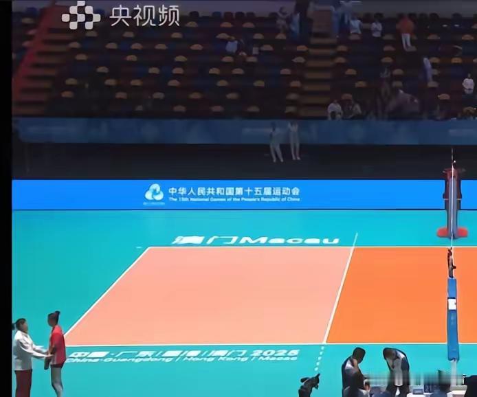 姐妹情深！昨晚上江苏跟北京女排打完，张常宁带着江苏吊打了北京，赛后宝宝张常宁从场