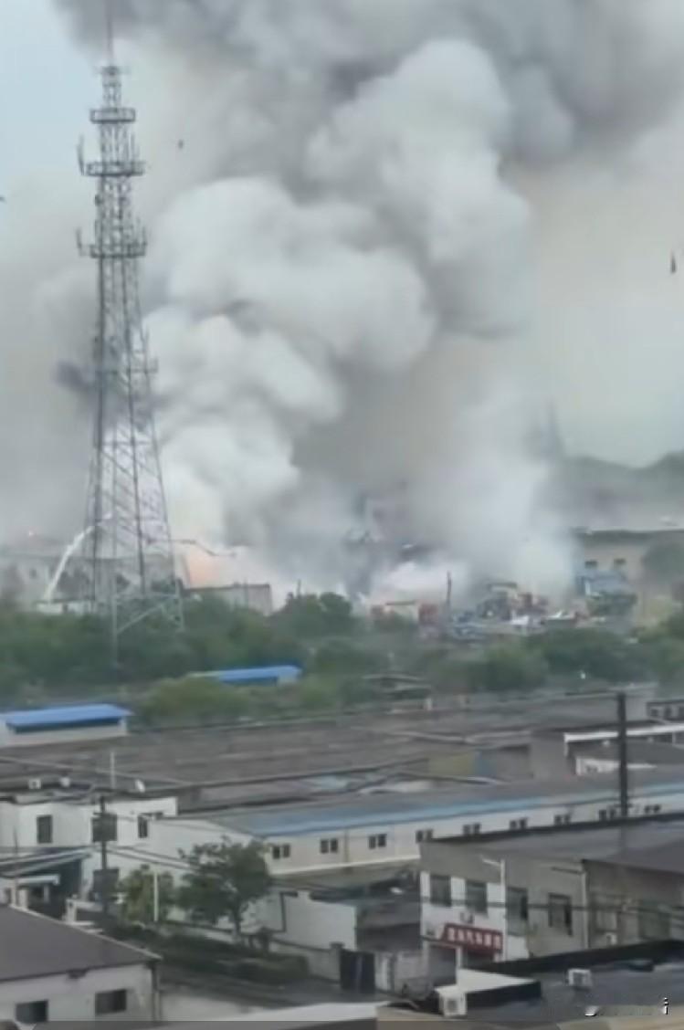 今日（6月3日），江苏苏州甪直一化工厂房突发爆炸事故，网传视频显示事故现场浓烟滚