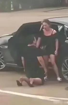 男人为什么要向开豪车的女人下跪？[我想静静]这一跪，背后有什么心酸的故事？[捂脸