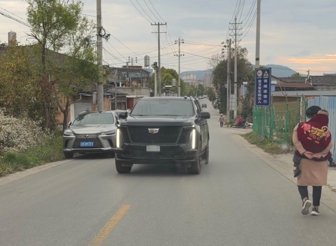 这是什么神仙运气，居然让我在云南遇到了一台26款的凯迪拉克凯雷德V！6.2升V8