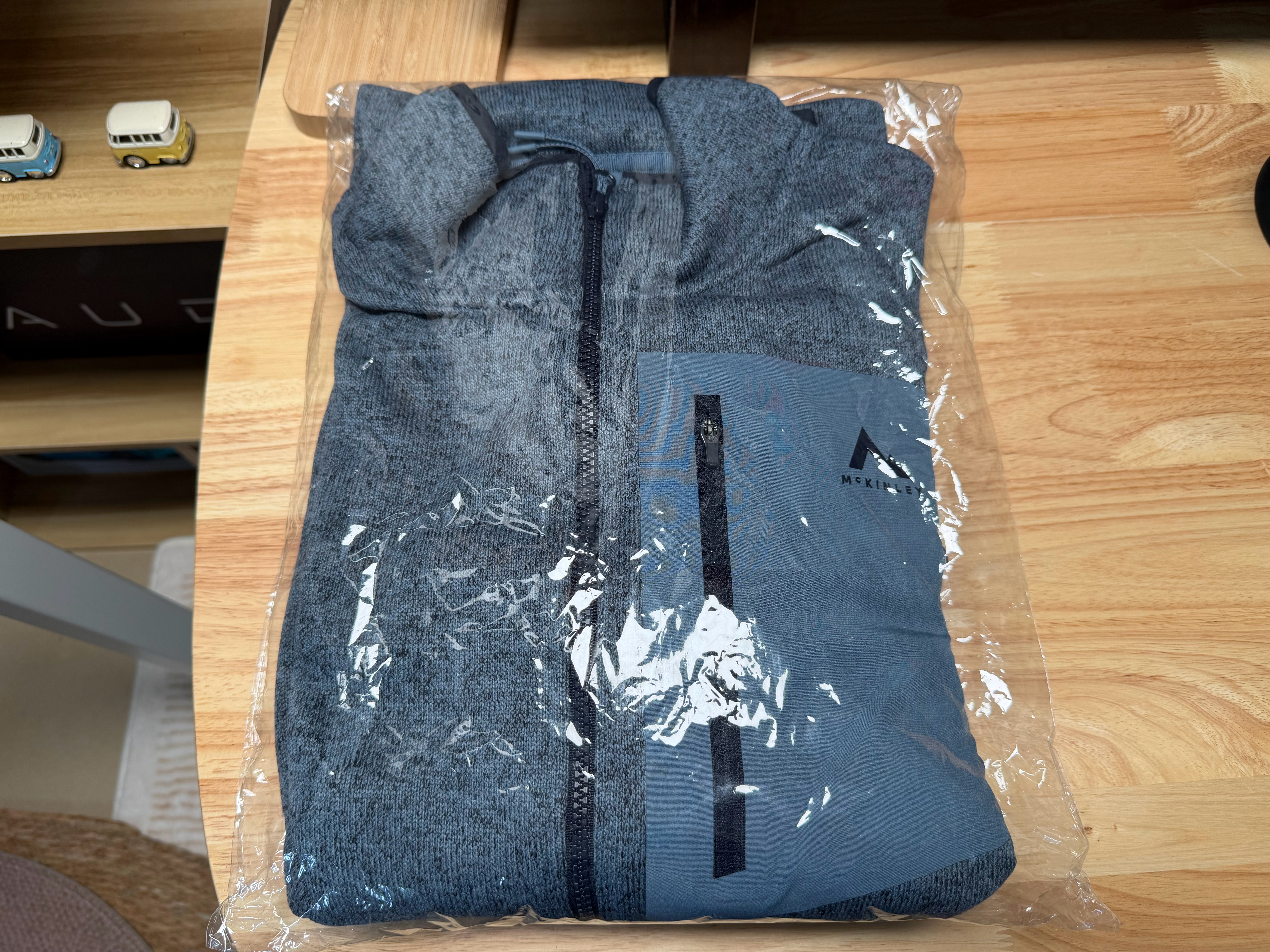 开工第一天，点赞送你件外套吧，出自卢森堡的，之前大众中国给的，标签打着49.99