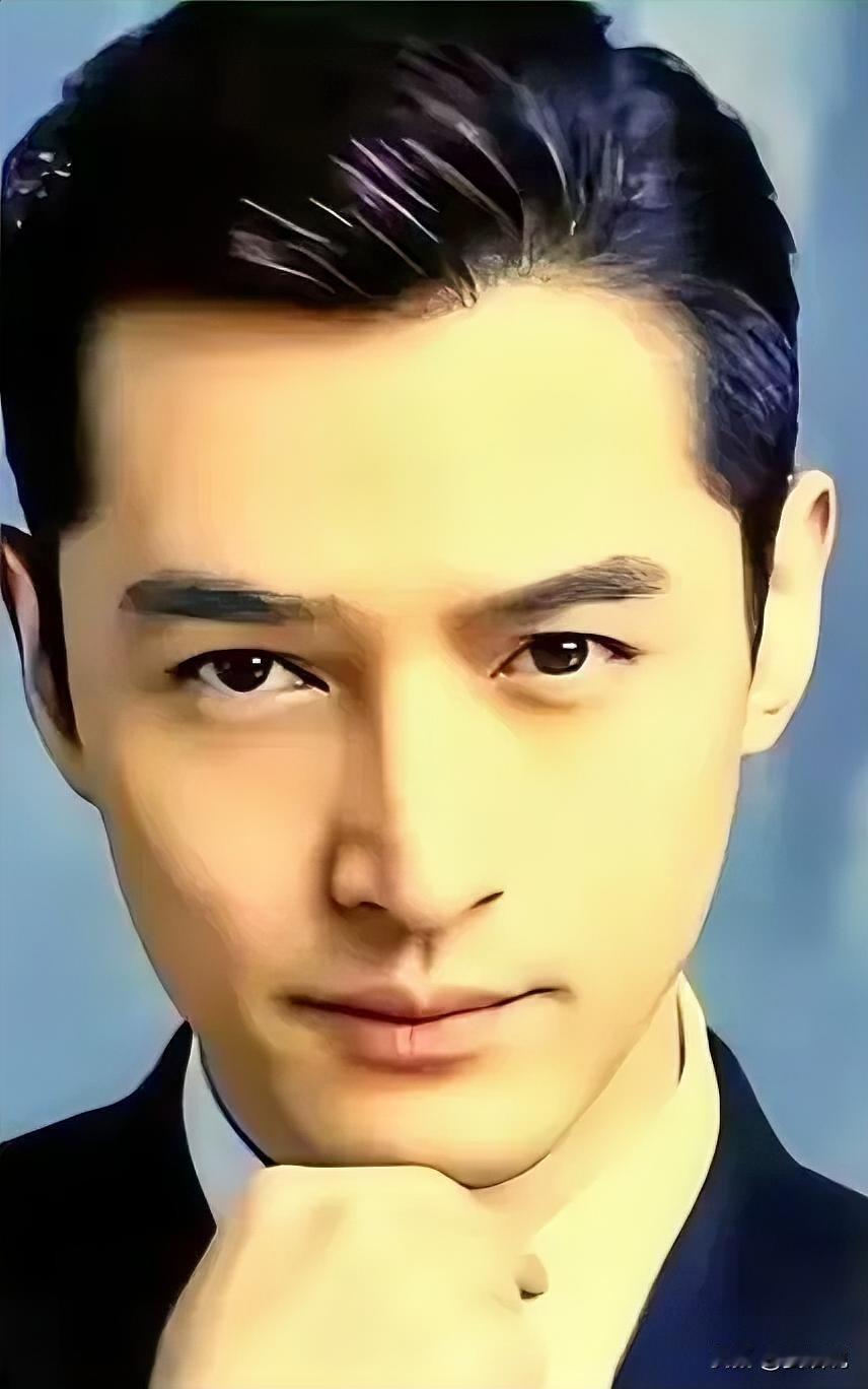 我发现，胡歌和女儿“小茉莉”眼睛有很大不同：
第一眼白占比：胡歌的眼白占比适中，