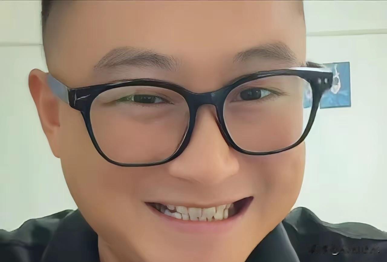阿彪老挝“徒步”变成屋内直播，网友一问婚姻就被怼，这是怎么回事？

阿彪仍然在老