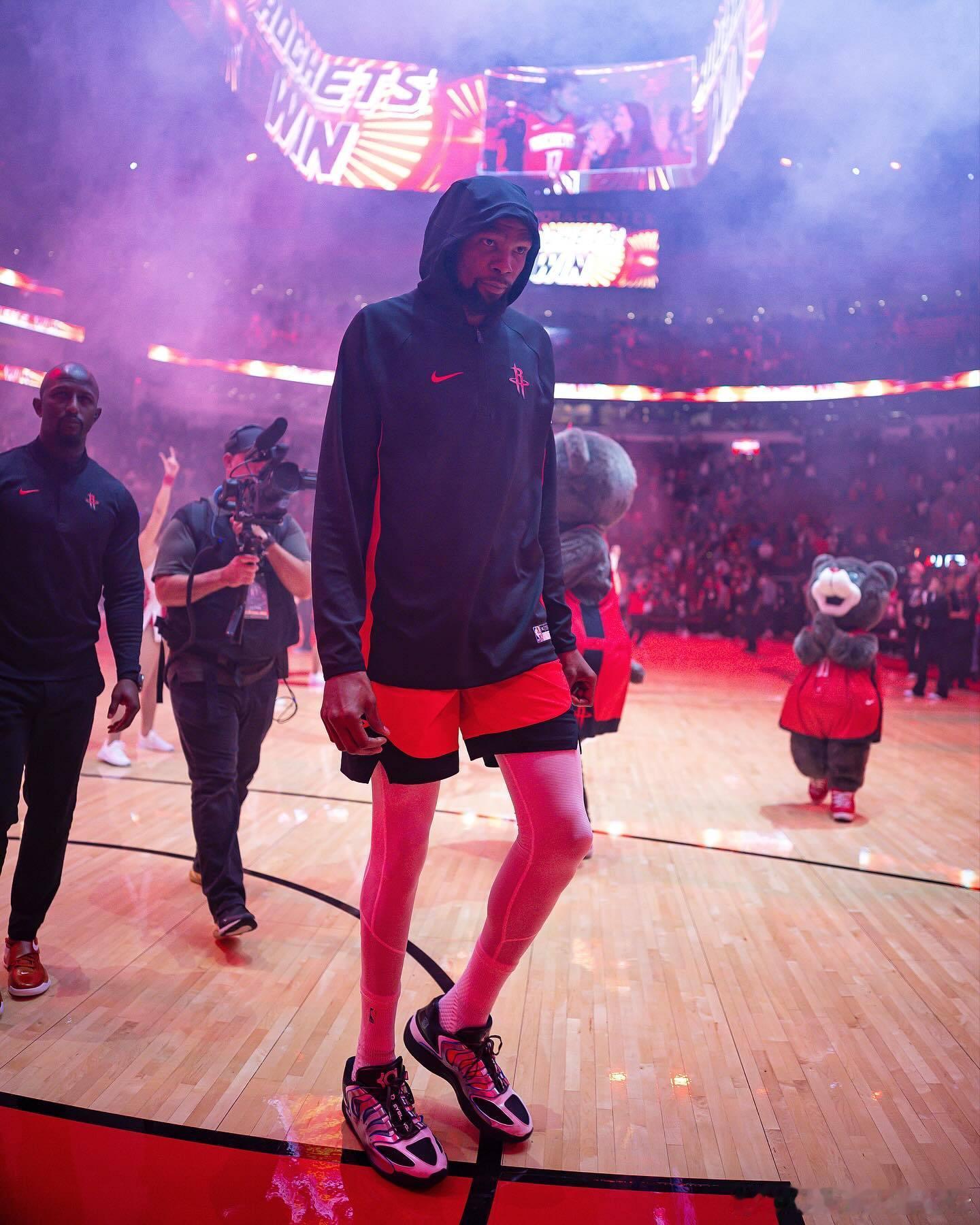 杜兰特火箭生涯前三场比赛：场均26.3分6篮板2.3助攻，投篮命中率50%，三分