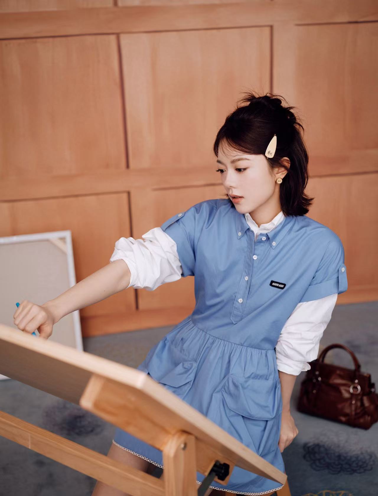 赵今麦好乖的洋娃娃赵今麦蓝色学院风连衣裙 赵今麦今天线下活动也太乖了，一身蓝色学