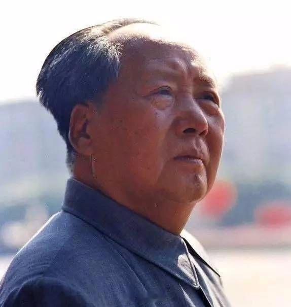 犹记当时烽火里，九死一生如昨。 