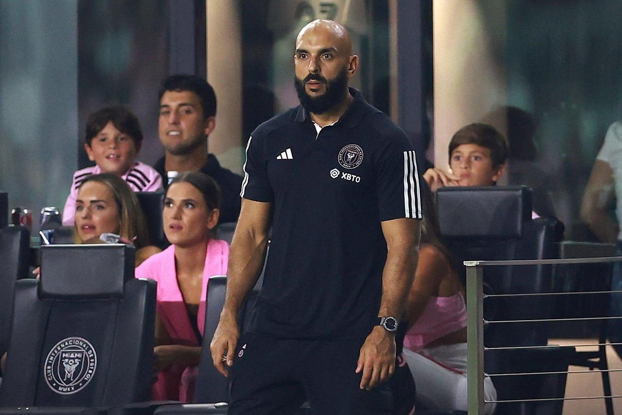 人老，头晕，眼花……咋看，以为伊瓜因来迈阿密凑热闹了。[尬笑][笑哭][捂脸]如