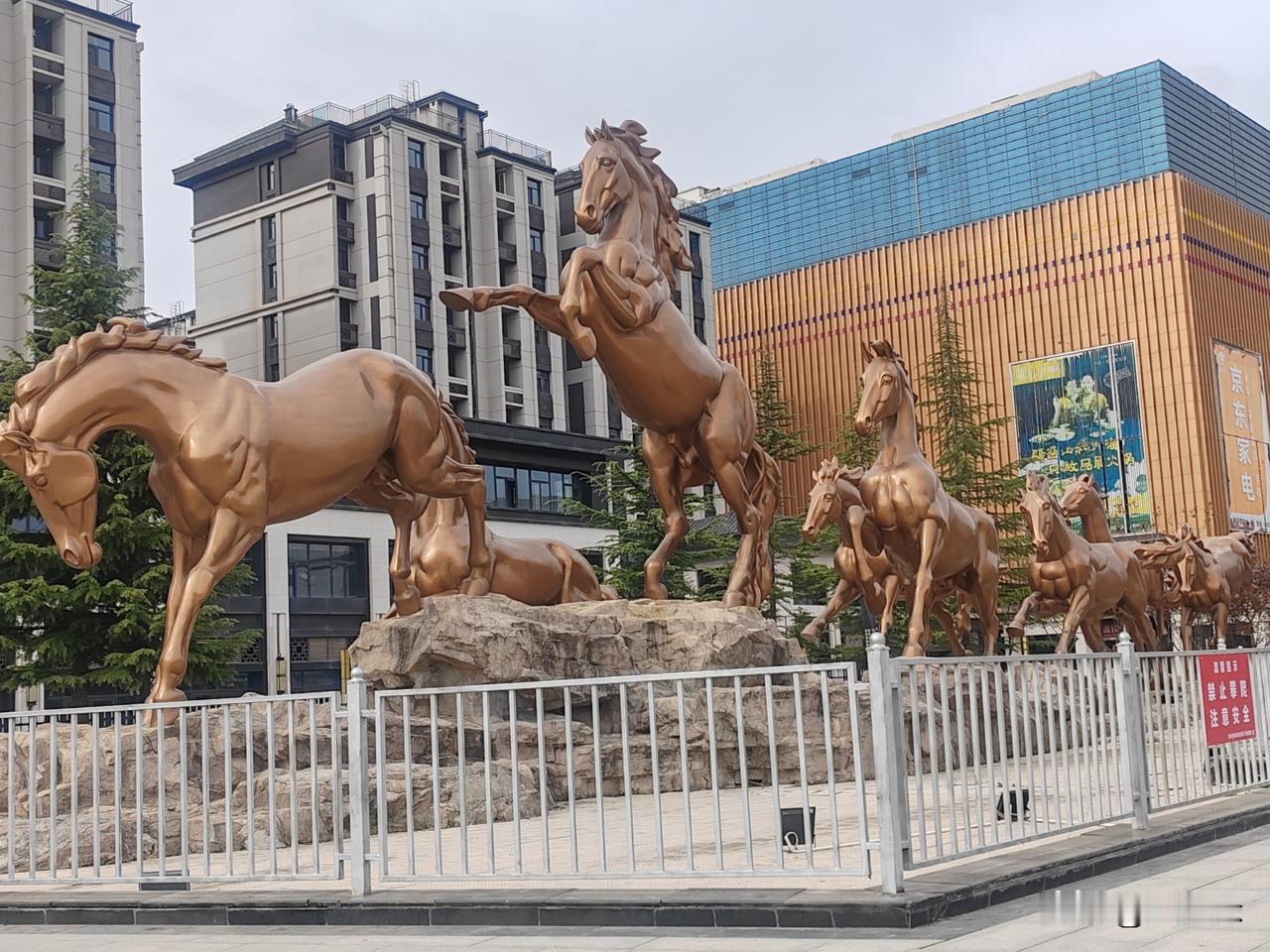 许家印的落幕，绝非单纯一个富豪的跌落神坛，而是中国金融市场一次惨烈的“信仰重塑”