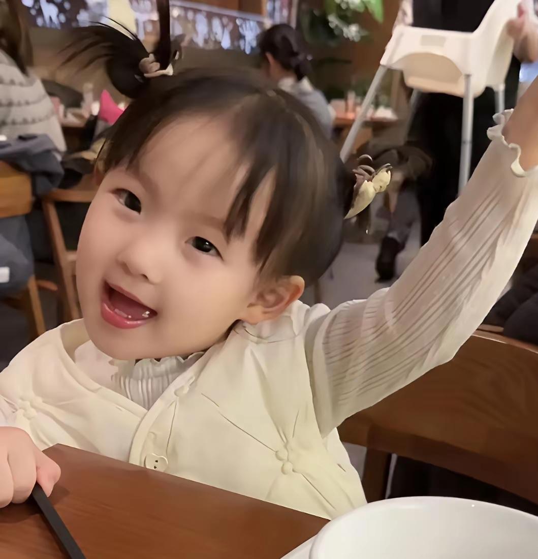 黄一鸣官宣，20号3岁女儿闪闪将亮相中国国际时装周南京站走秀，消息一出立刻引来围