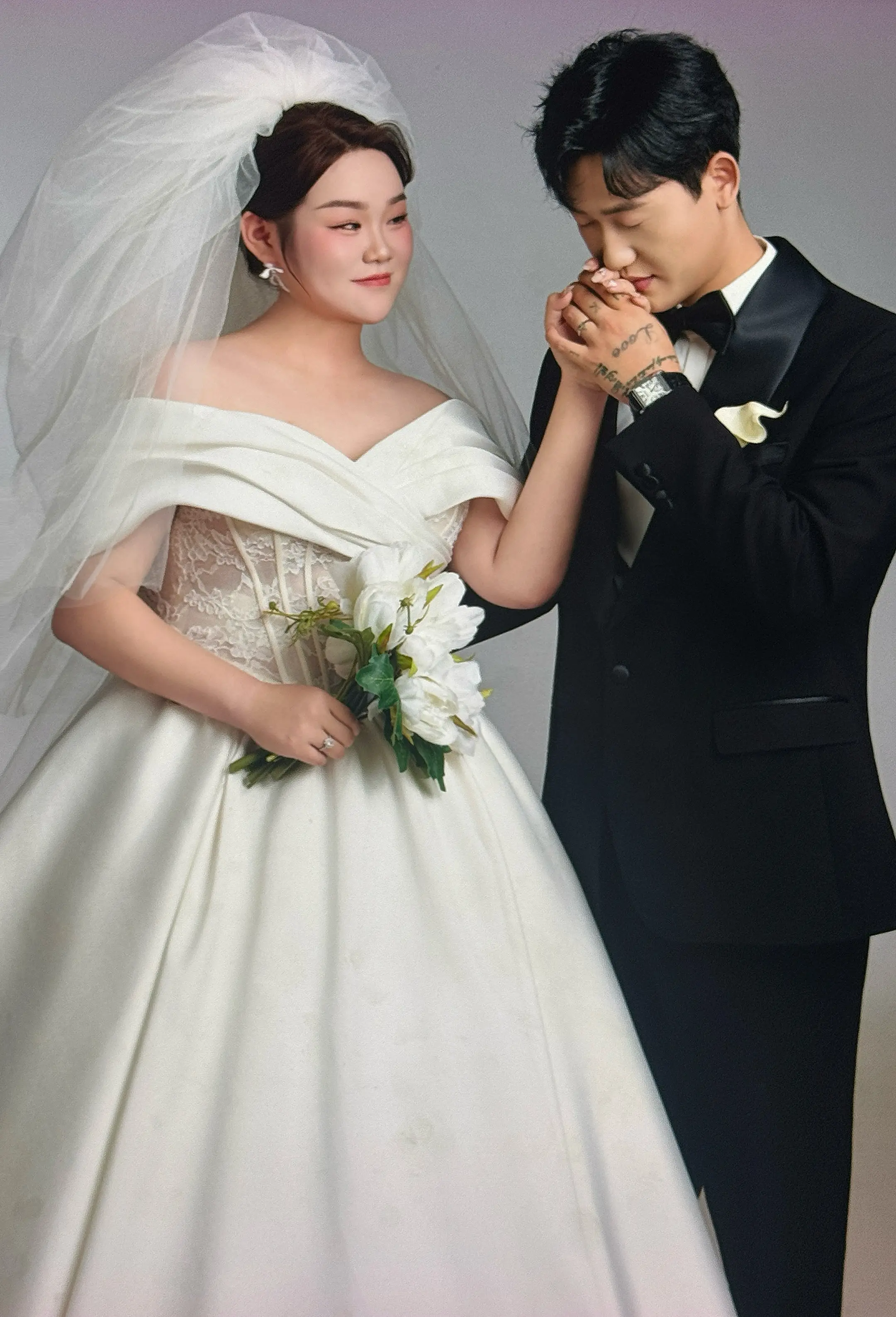 以前总觉得长大很慢 结婚还早 可突然自己即将成为人妻 这些柴米油盐的日...