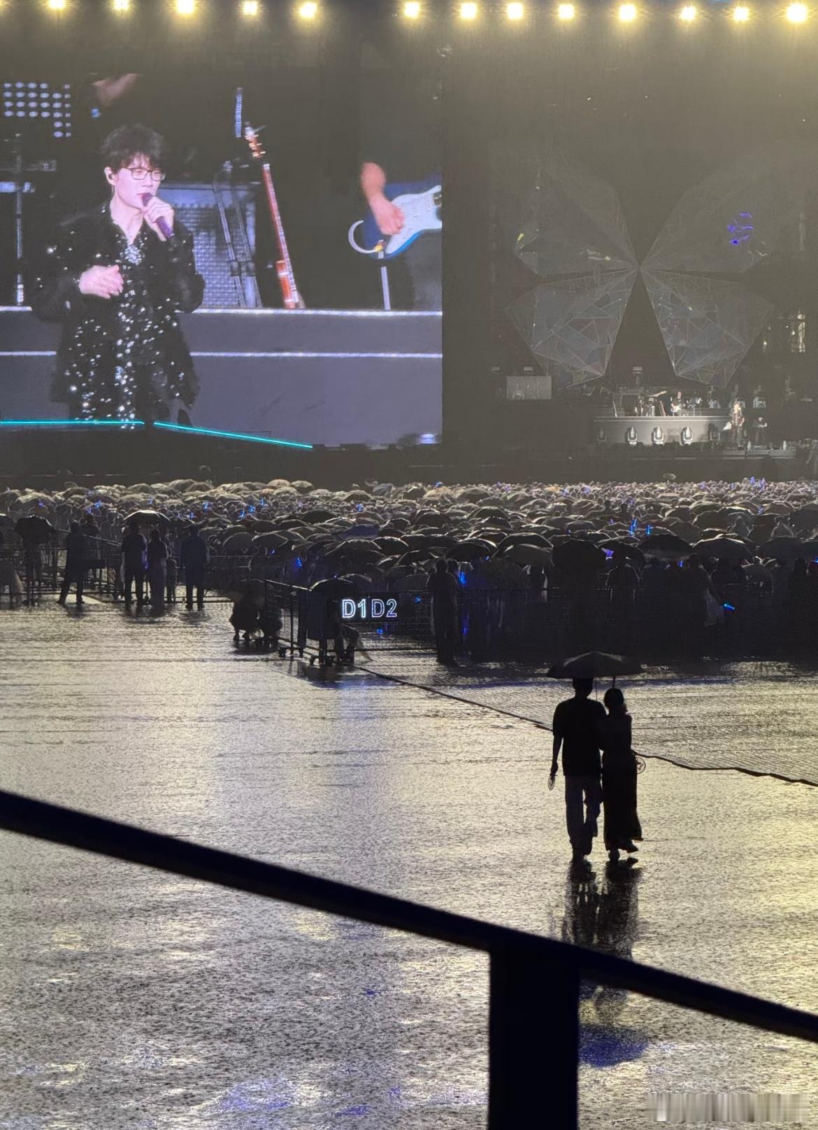 在许嵩演唱会拍到了雨中相互依偎的情侣 ​​​
