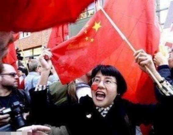 一位美籍华人曾经终于说了实话：之所以很多小国，宁愿得罪中国，也不愿意得罪美国，是