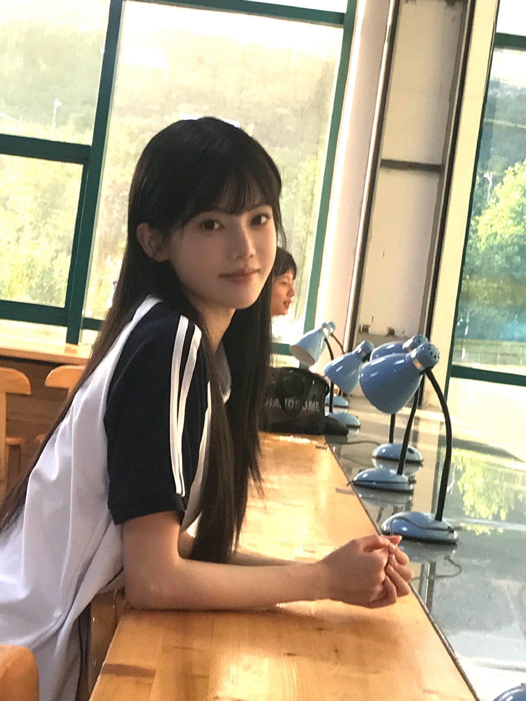 以为是内娱来新人了啊啊啊啊啊孙珍妮这个校服路透完全学妹来的太美萌了吧！！ 