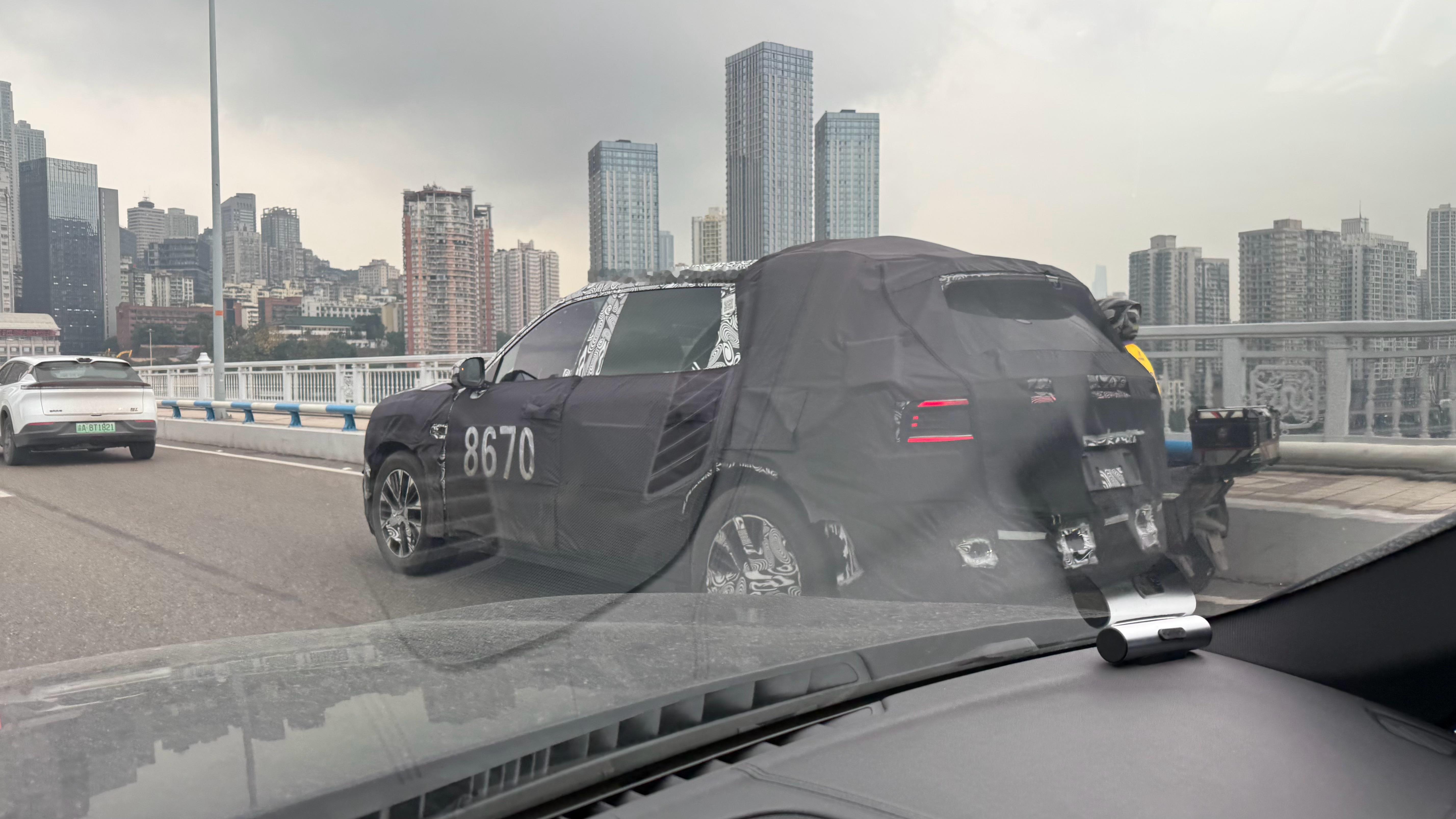 兄弟们看看是哪个品牌的伪装车