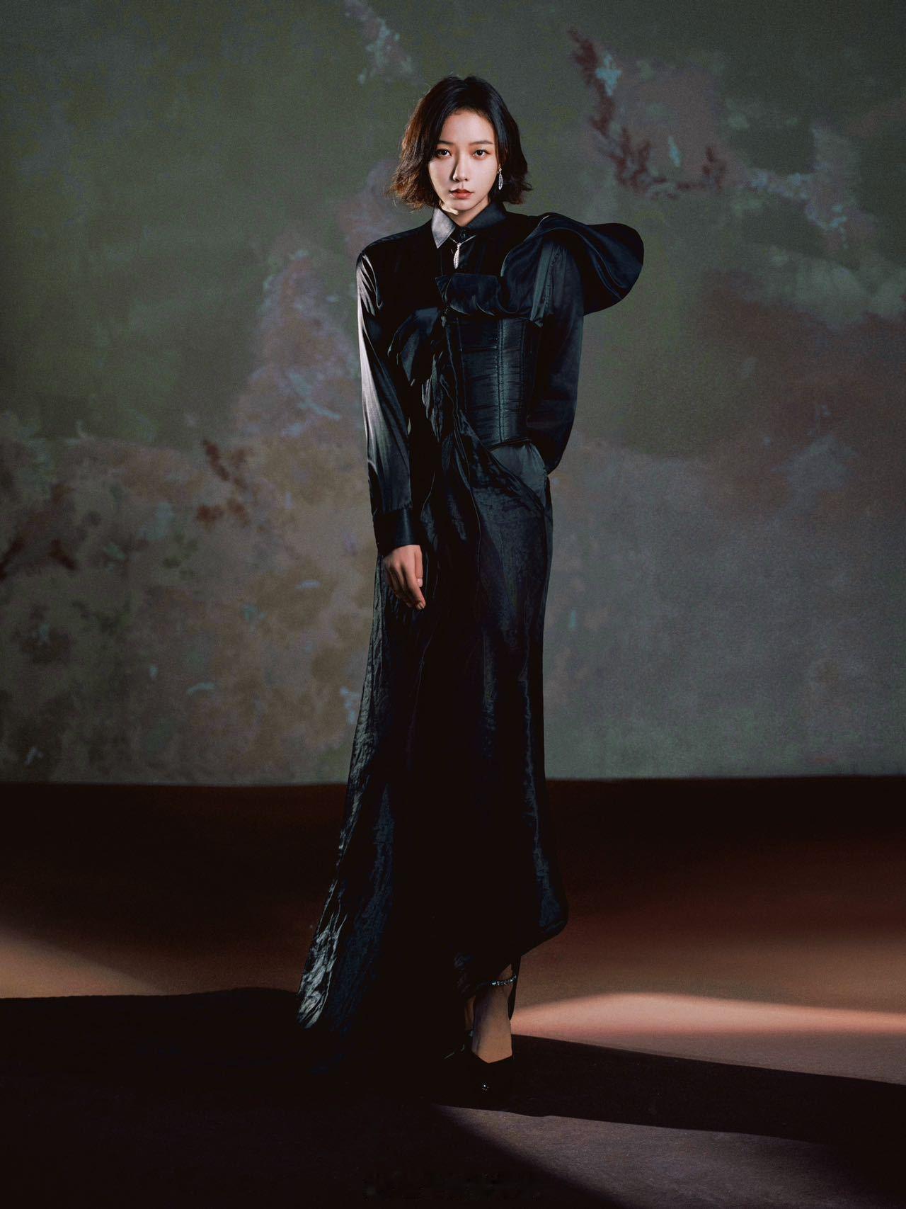 王珞丹金鸡闭幕红毯造型，一身all black黑色拖尾长裙衬托矜贵清冷气质，没有