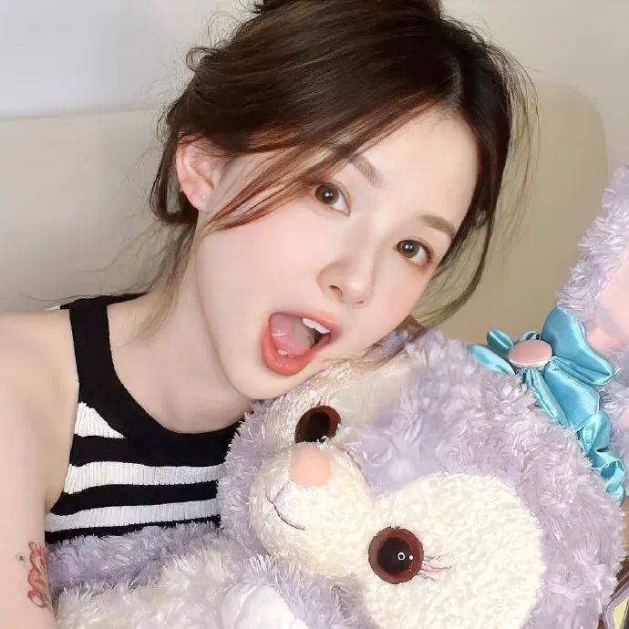 人生本来就不易，生命本来就不长，何必用无谓的烦恼，作践自己，伤害岁月。 