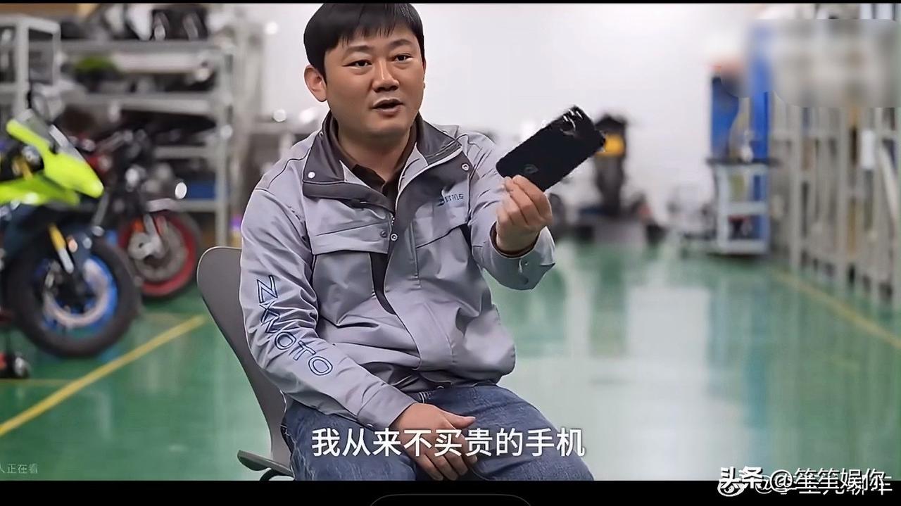 张雪的成功，从来不是传统意义上的完美人设。
他不装、不圆场、不演主旋律式的假大空