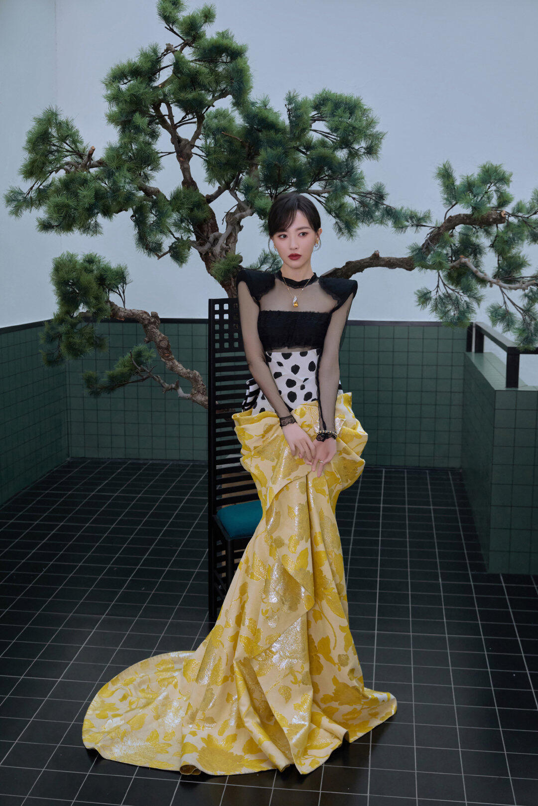 唐嫣这套也穿得太薄了吧 