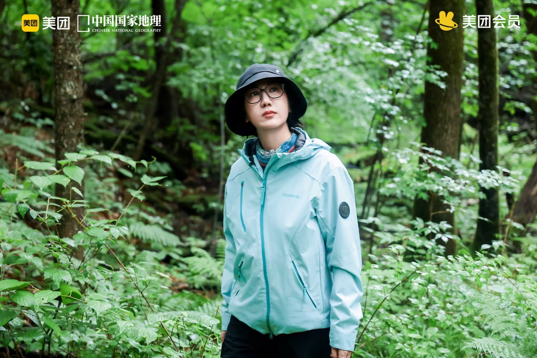 易立竞把对谈搬到了长白山很难不心动啊，白天在森林里徒步，晚上围坐聊天，还有易立竞