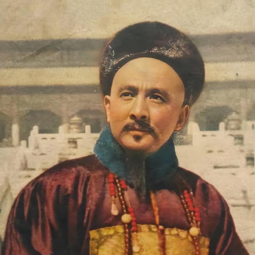 1845年，林则徐路过长沙，文武百官在码头迎接，左宗棠挤到跳板前，站在身后的一位