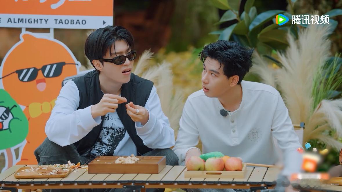 胡先煦看范丞丞的眼神 胡先煦那目光中藏不住的怀疑，瞬间让整个气氛都变得紧张了起来