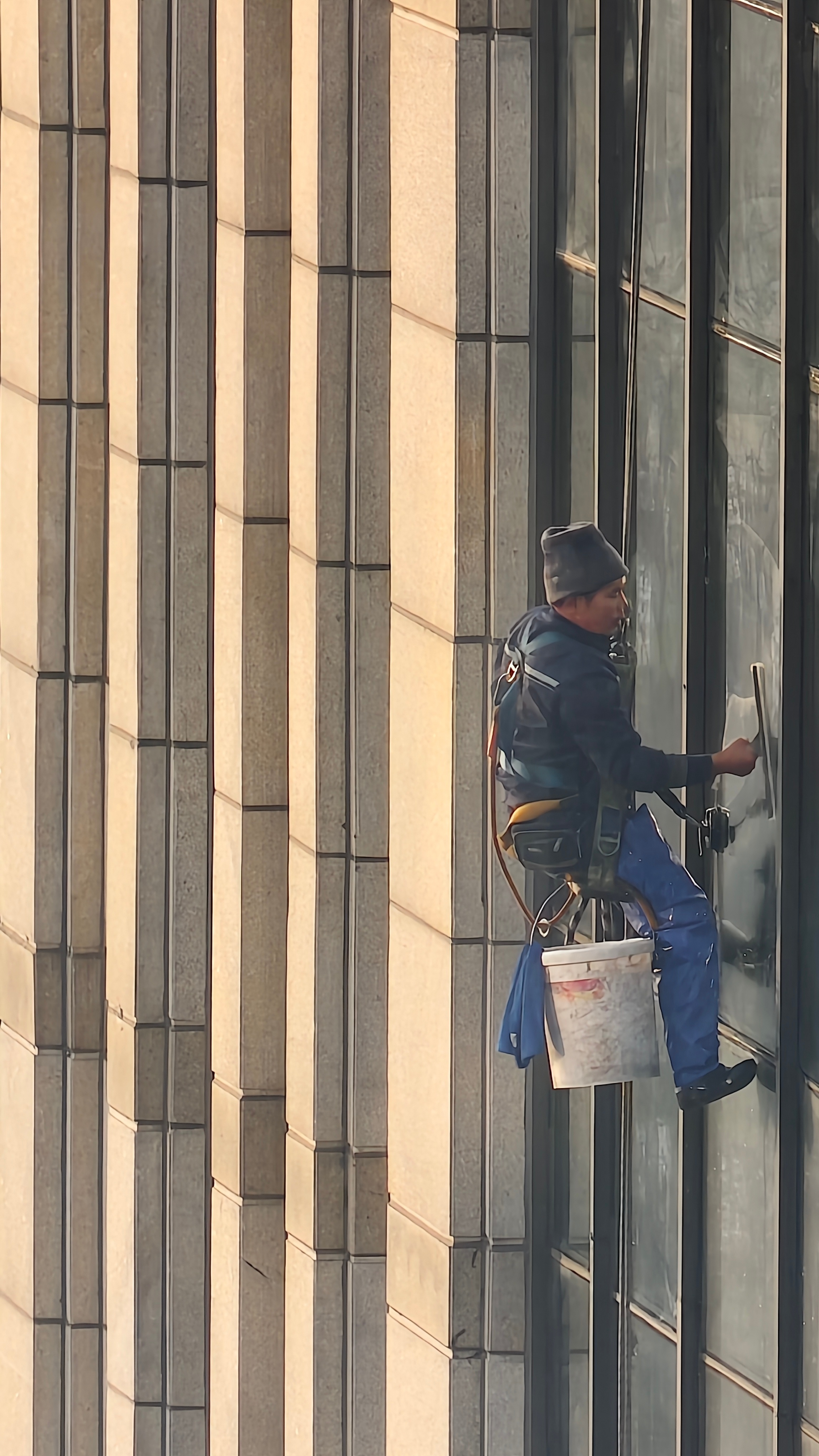 大冷天的，怪不容易的。尊重专业工种。高空作业