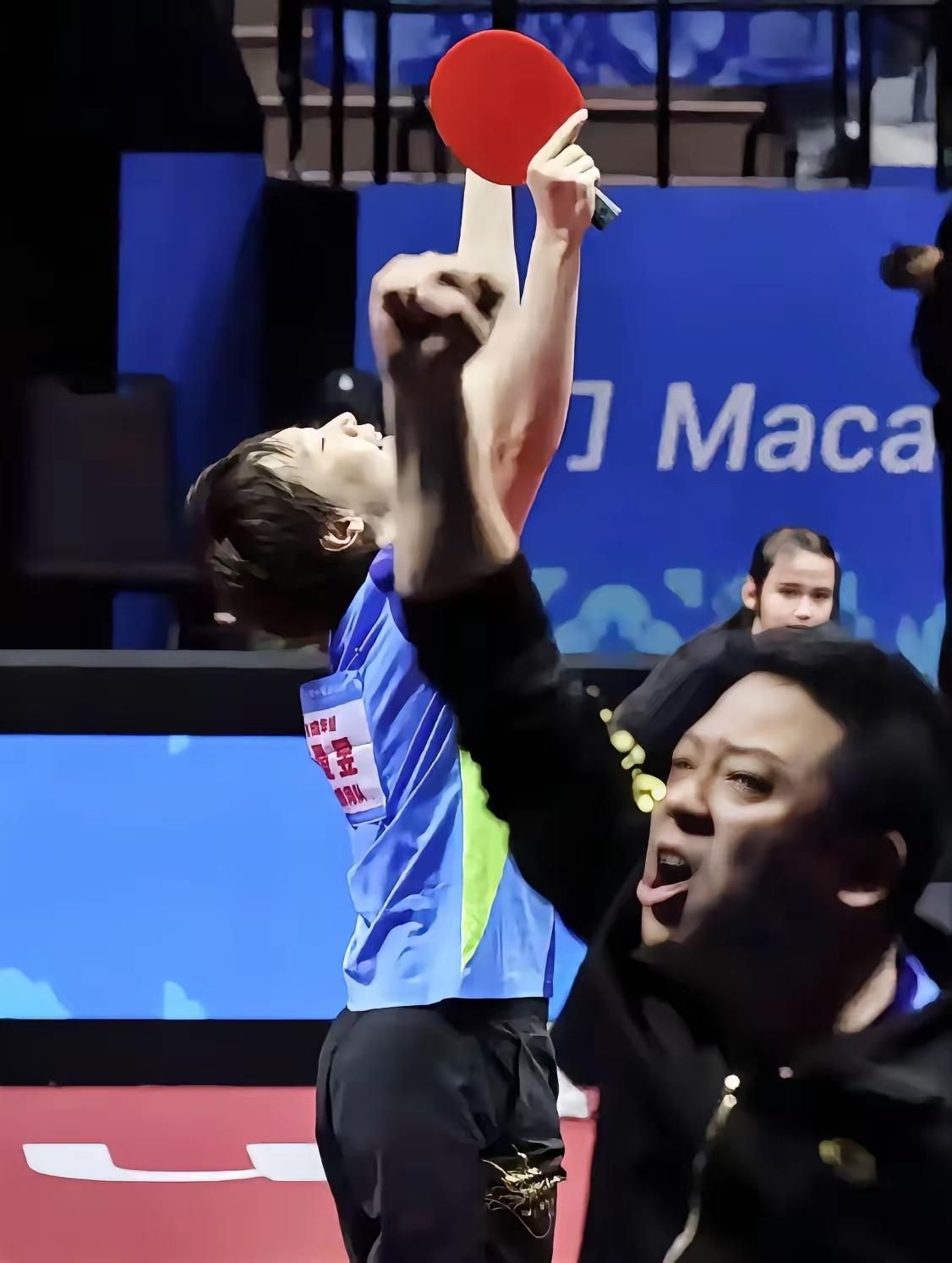 这下彻底火出圈了！

王曼昱爆火背后，藏着个“最大赢家”——陪了她十几年的海峰教