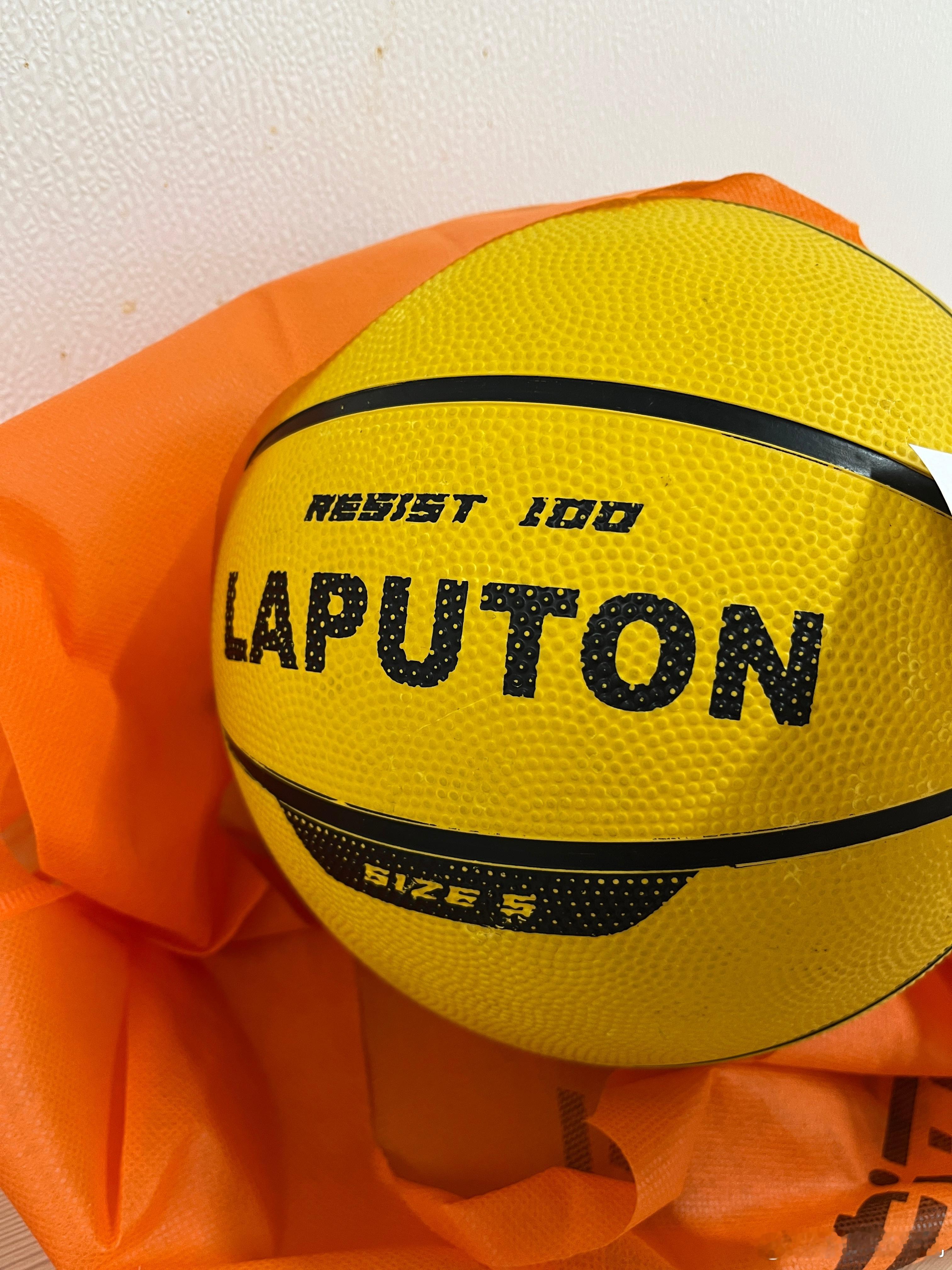 这届家长不好当，来沃尔玛给柠宝买篮球，上周五老师说要拿篮球练习。我看群里就一两个