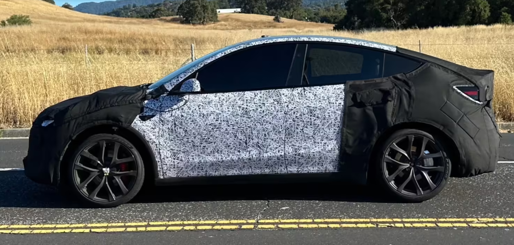特斯拉 Model Y Performance 原型车曝光了。虽然伪装还挺厚的，