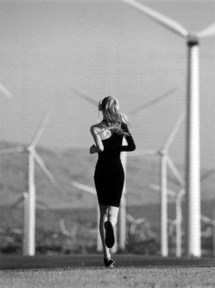 一个人要成为自己，就得去忍受一点常人无法忍受的东西，就得去享受一些别人都享受不了