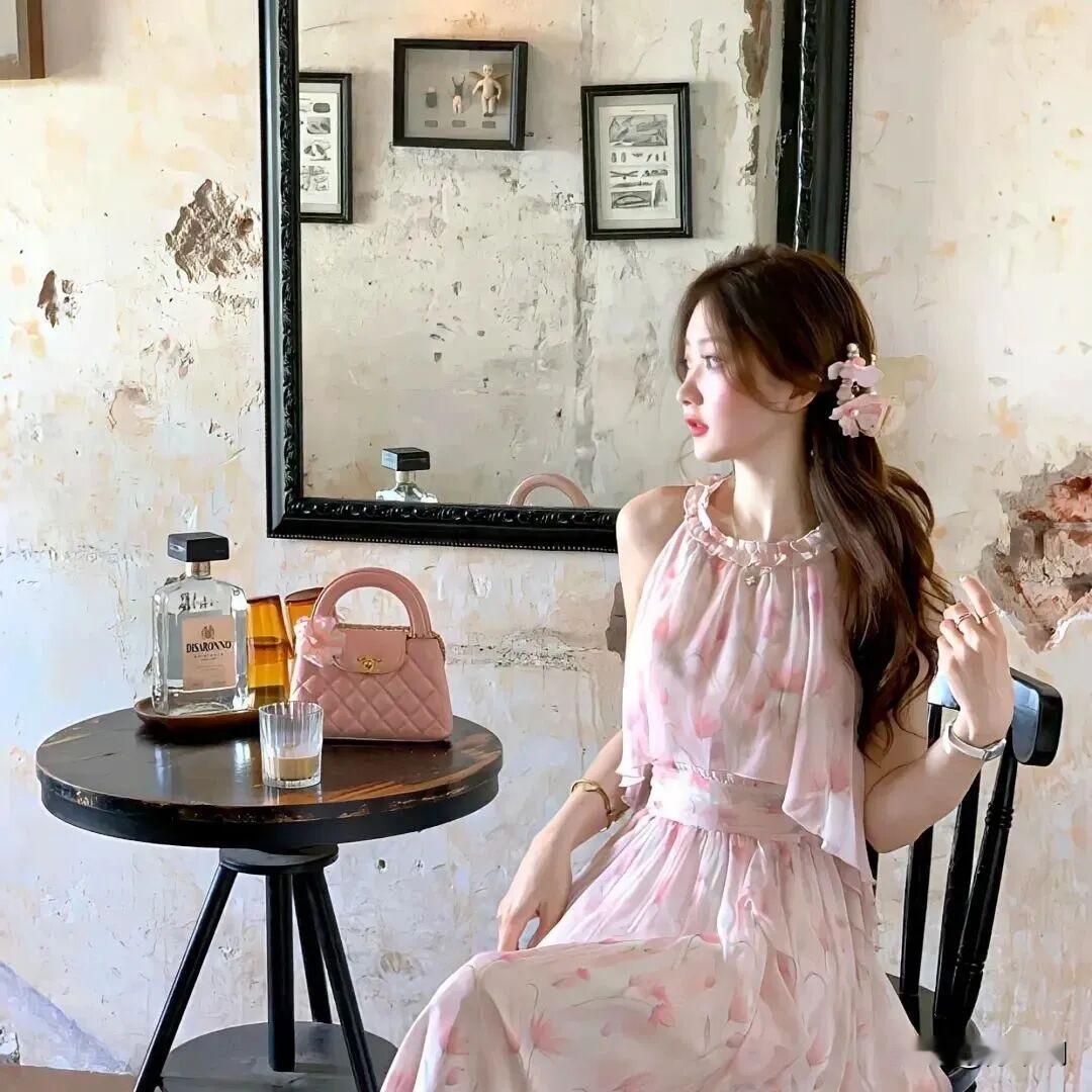 粉袂轻扬若蝶飞，霞纹漫染雪肌微。
簪花斜绾青丝软，凝睇遥思意未归。
镜畔香氛浮浅