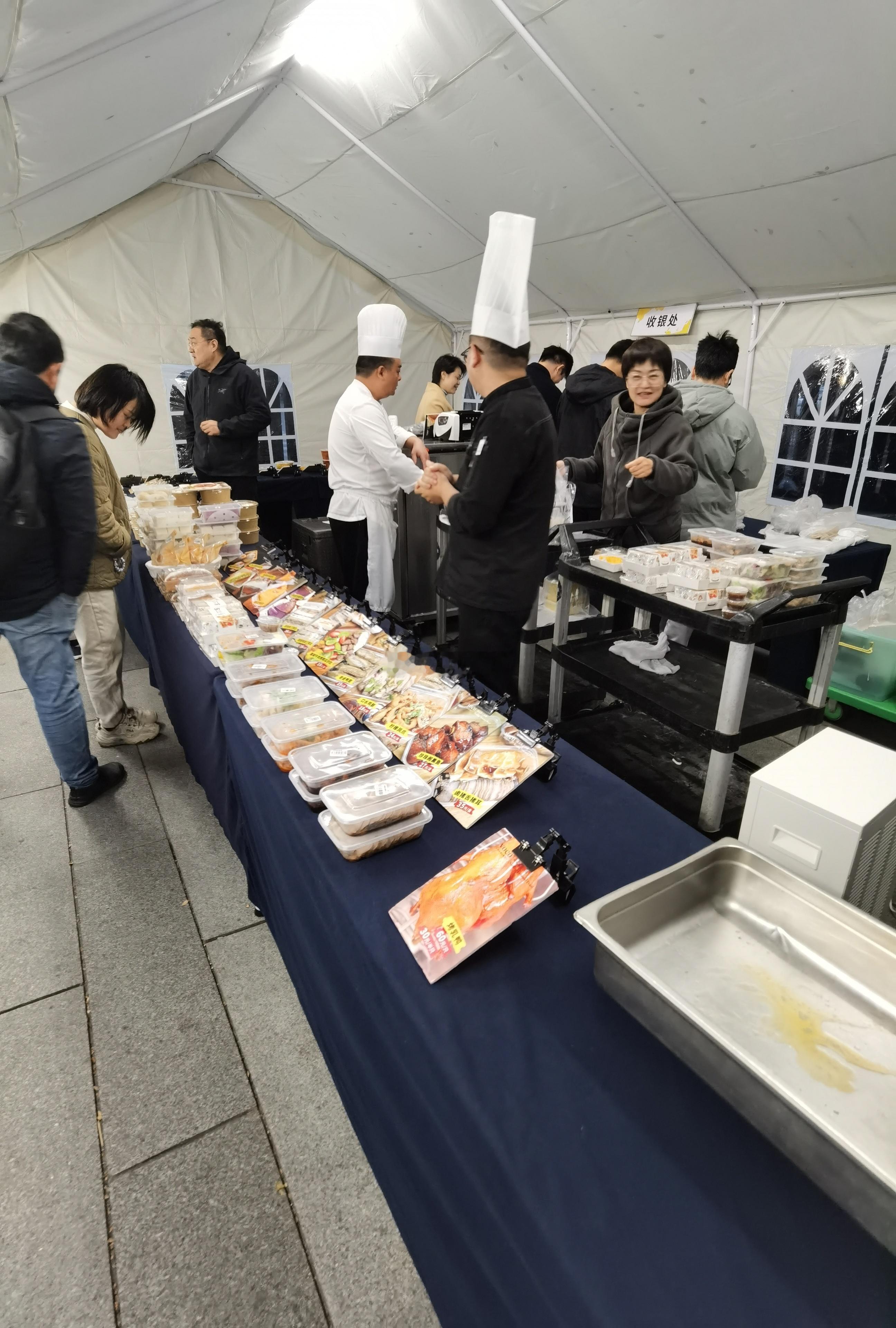 南京也有酒店外摆，我还以为只有浙江有。 