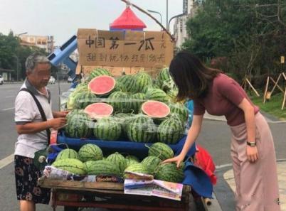 水果摊为什么总把西瓜切成一半卖？本以为是为了方便挑选，没想到又是老板的“套路”！