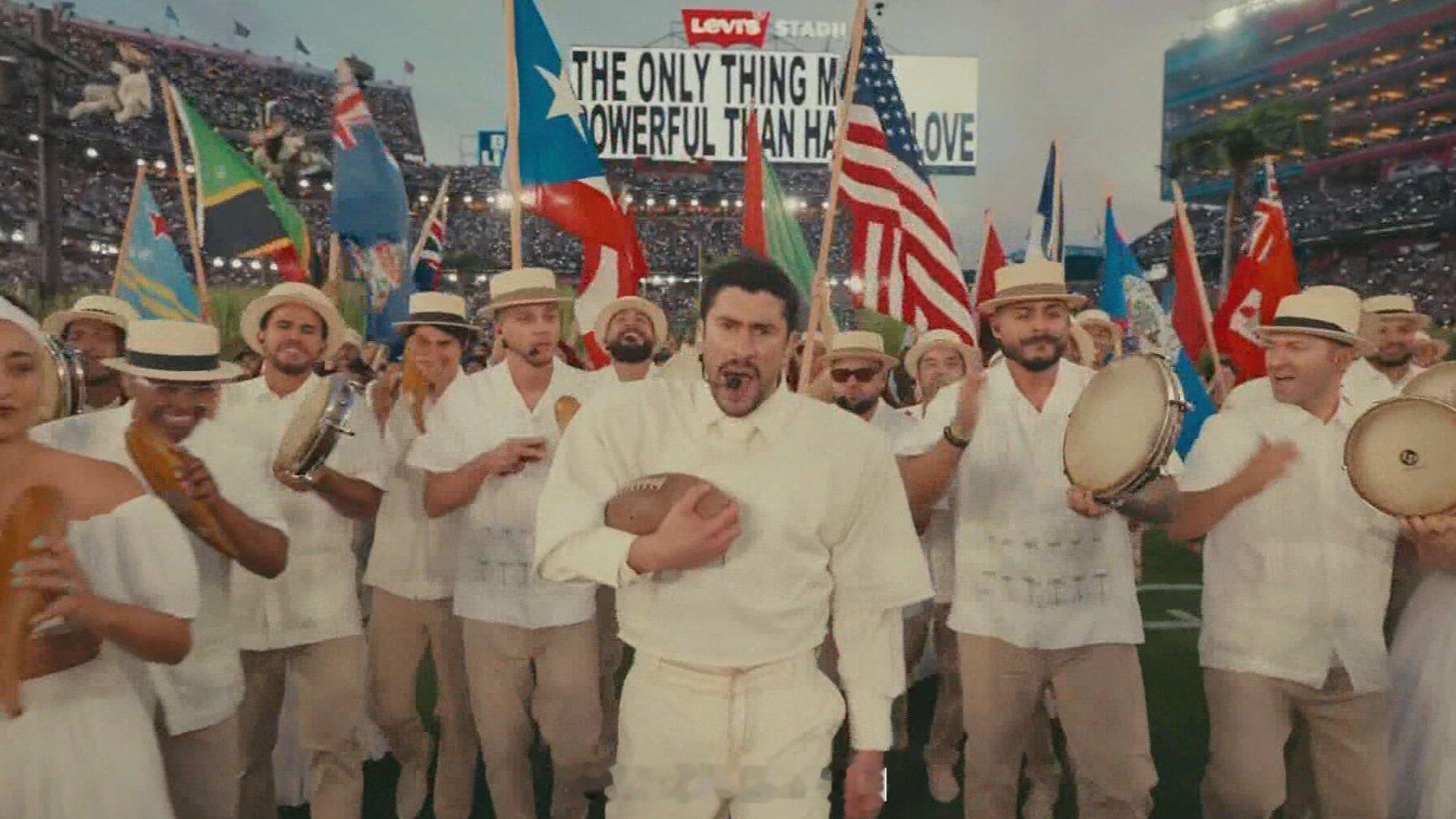 Bad Bunny超级碗中场秀舞台搭的不错，熟悉他歌的人应该很喜欢，用去年最佳专