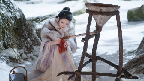 #李沁七夜雪剧照# #李沁雪地氛围感# 李沁漫步于这银白世界，宛如雪中精灵翩然而