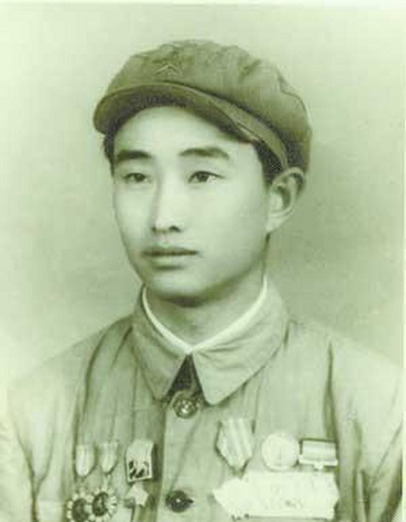 1943年，日军空袭时，八路军一小战士仰面躲在草丛里，看着距离不到100米的敌机
