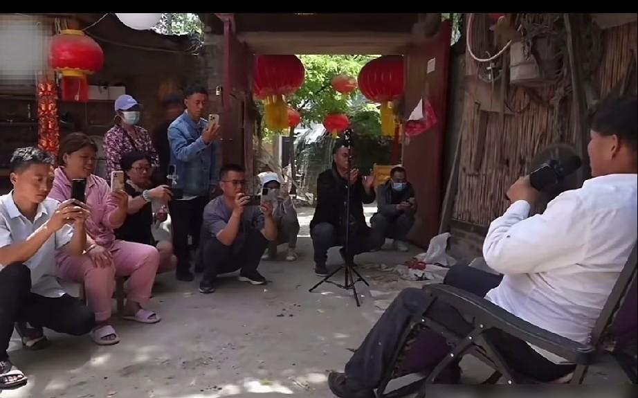 2011年，旭日阳刚的刘刚正被全网骂开奥迪闯红灯冲老人亮警棍，同在《星光大道》火