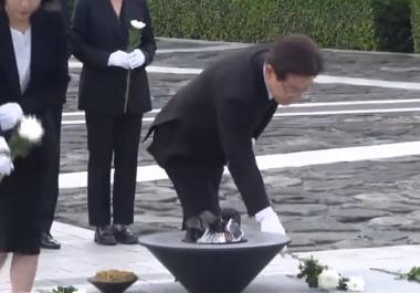 5月23是韩国前总统卢武铉逝世17周年的日子，现任总统李在明带着夫人，和前总统文