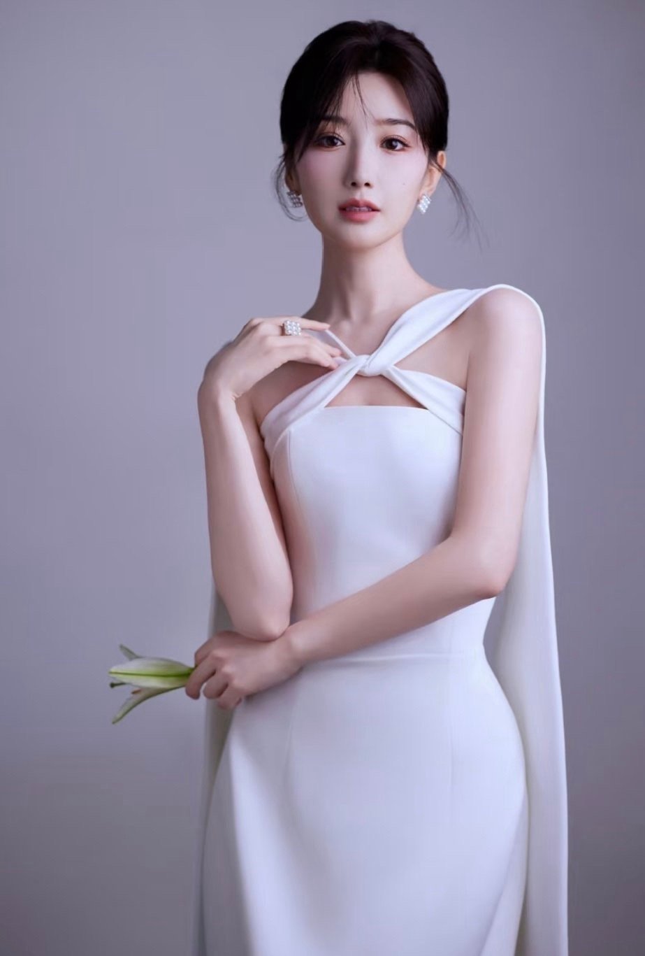毛晓彤身着白色交叉肩带亮钻礼服，温婉气质与精致设计尽显优雅格调 ​​​