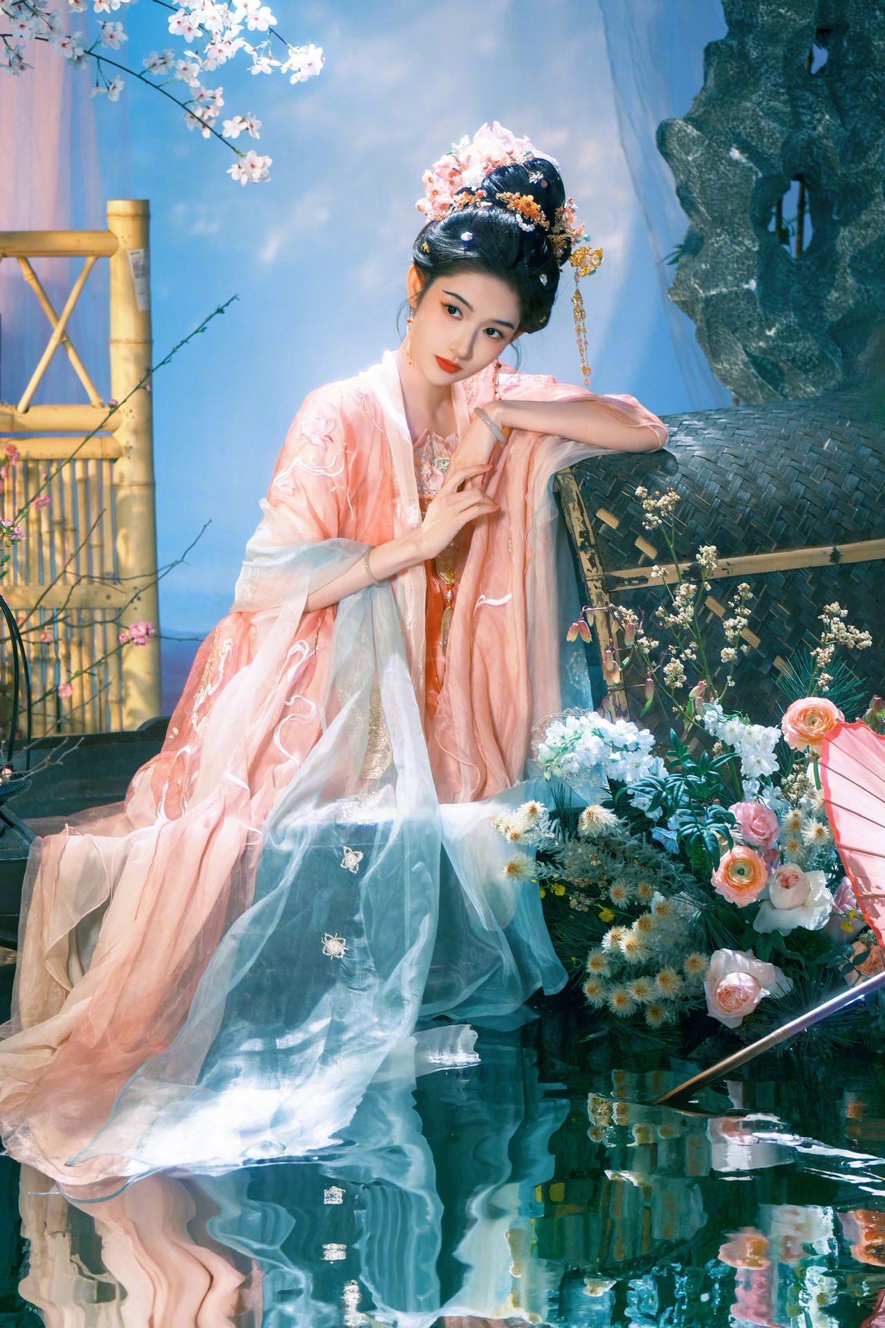 嗅花品香、倚窗遥望、悠坐船上……王玉雯这组古风大片每张都是壁纸级别！求求各位制片