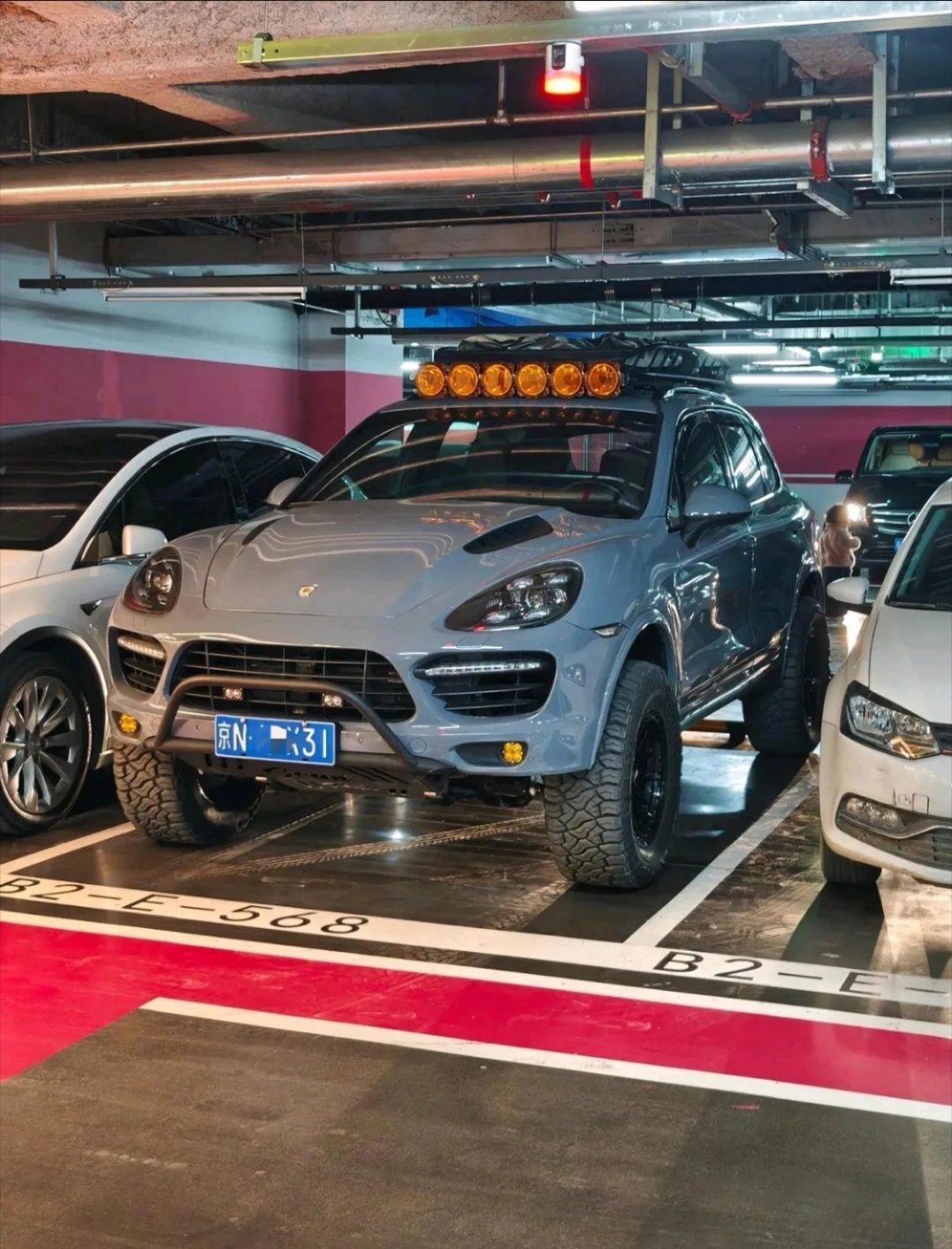 大哥太牛逼了，保时捷卡宴硬是给改成了硬汉