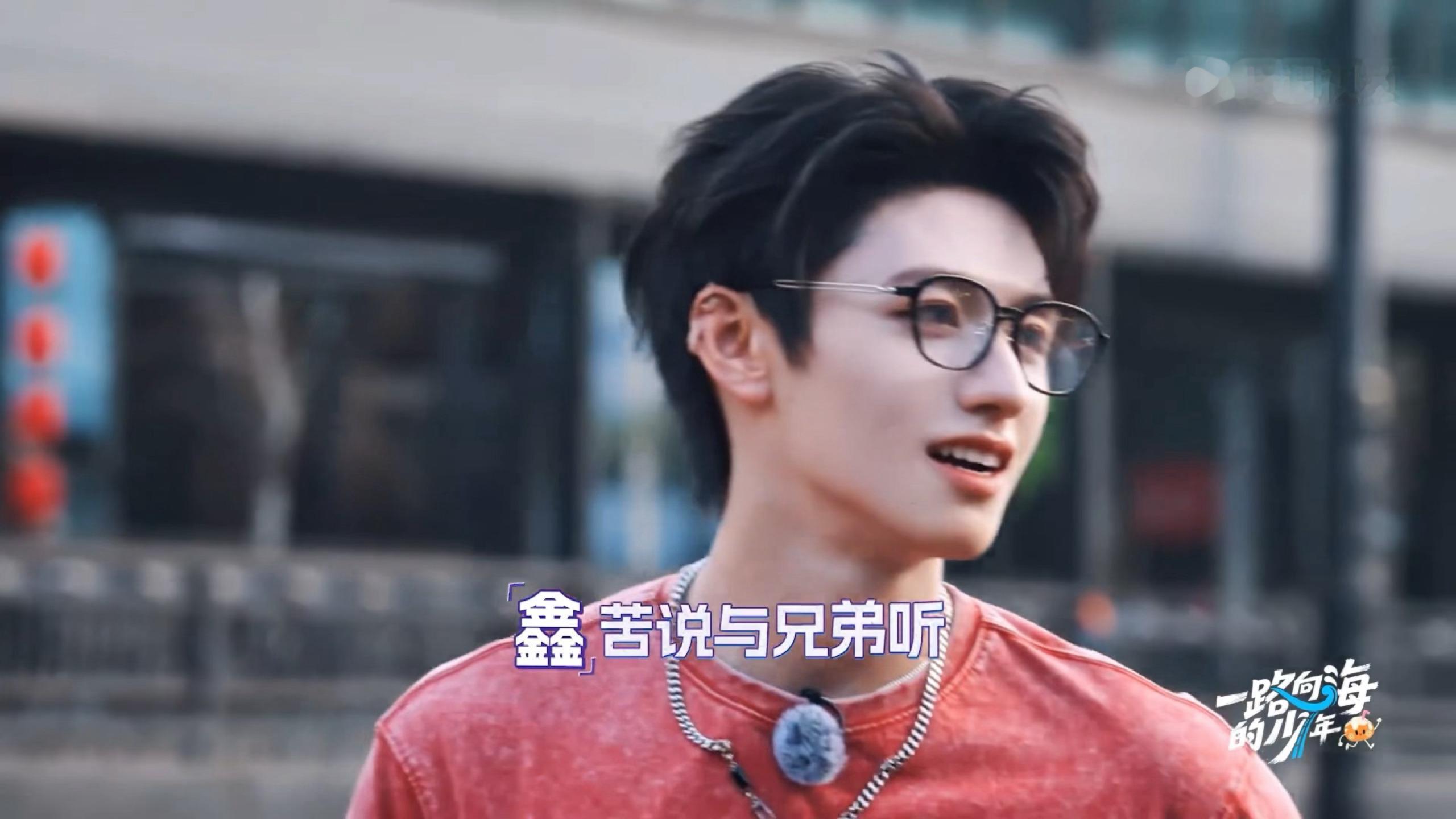 妞妞痛死了 再也不要和浑身邦硬的男人撞肩了[哼][抓狂] ​​​