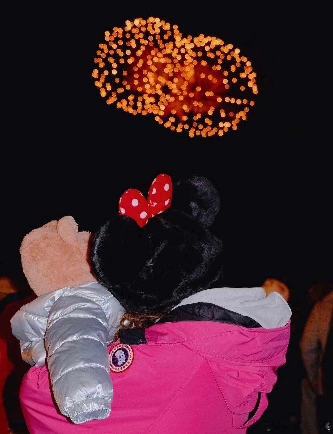 鬼鬼带女儿游迪士尼鬼鬼带女儿逛迪士尼鬼鬼带女儿游迪士尼，鬼鬼抱着一岁的女儿，这画